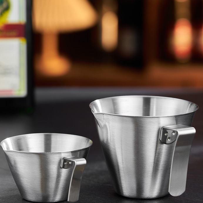 Thickened stainless steel 304 wine measuring glass, measuring cup with scale, ounce cup, bar cocktail mixing tool set Application Scenario