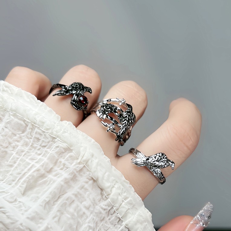 Textured and unique dark style crow punk couple rings, gender-neutral style, versatile, fashionable, niche and high-end ring Application Scenario