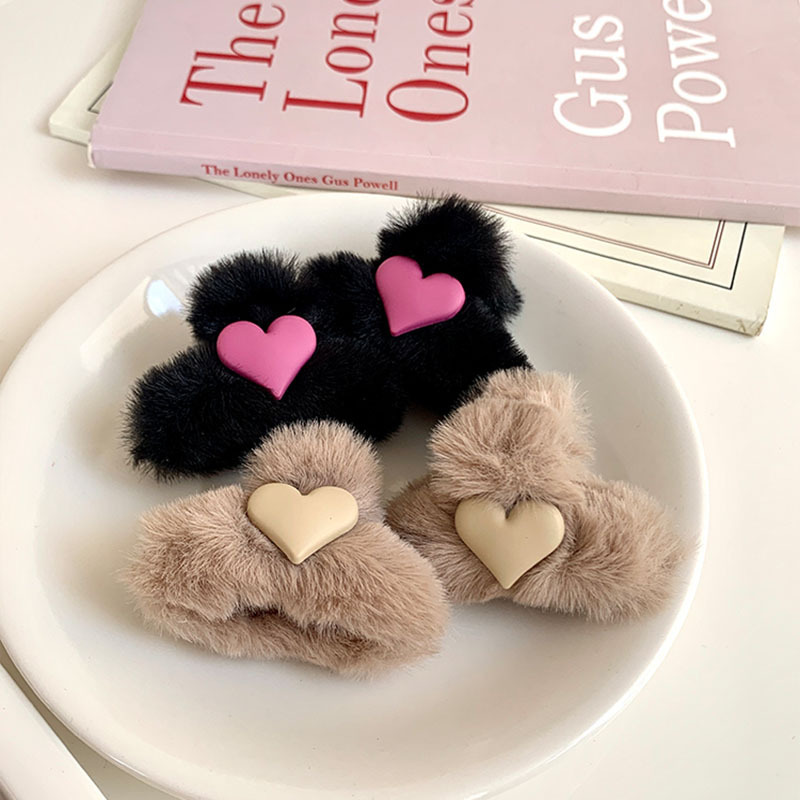 Plush heart-shaped small claw clip, small spring and summer, furry side clip hair accessory, princess hair card, cute shark clip for girls details Picture