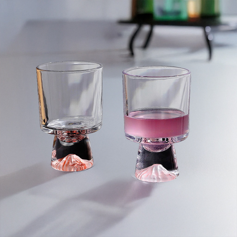 High-appeartion-level creative water cups, pink mountain glass cups, tall drink cups, coffee cups, soy milk cups, cocktail cups Application Scenario