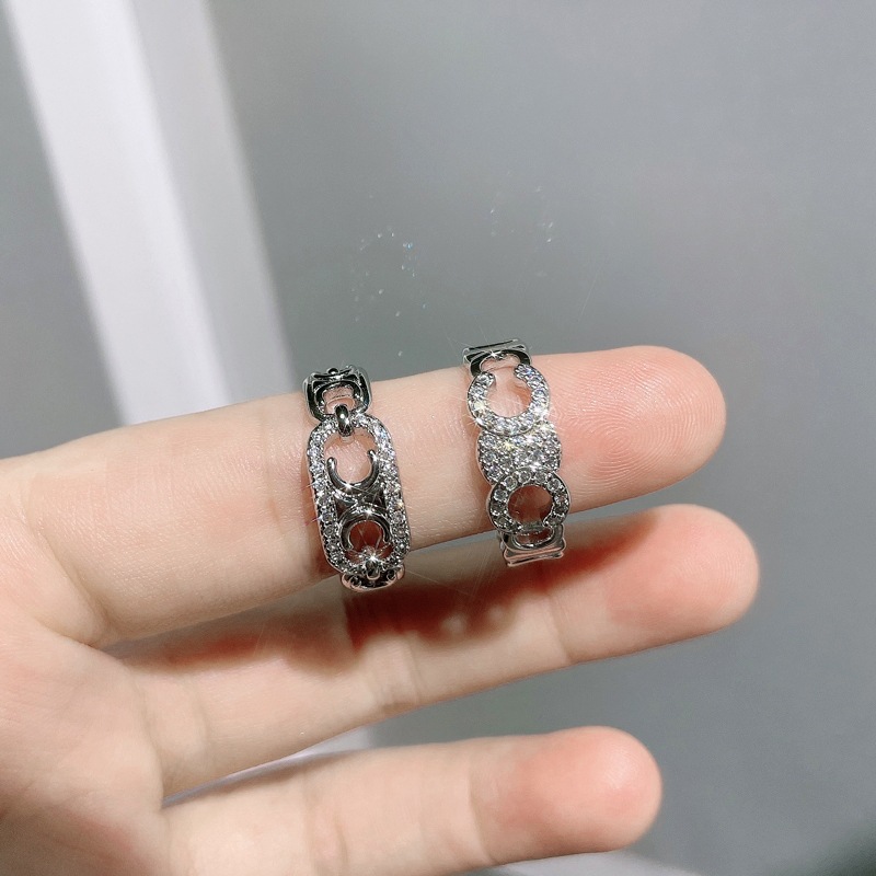 A full-diamond Arc de Triomphe ring with a cold European and American style, a niche design for women, fashionable, light luxury, and a sense of high-end individuality. It's a trendy opening ring Specification drawing