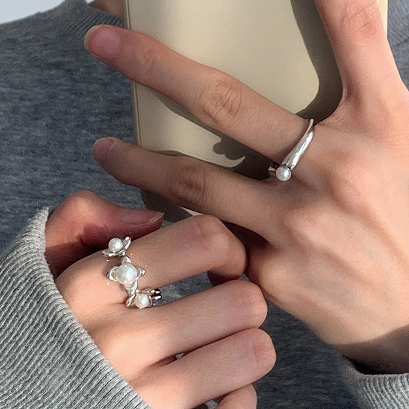 A Korean version of a niche design pearl butterfly ring with a cold and elegant feminine style, exuding a sense of luxury and sophistication. It is a high-end index finger ring Application Scenario