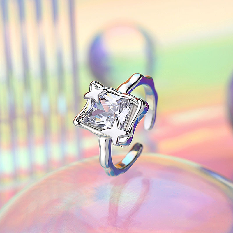 A niche open-top zirconia ring from Japan and South Korea, featuring a cold and aloof style for women, is fashionable, light and luxurious, and exudes a sense of individuality full figure
