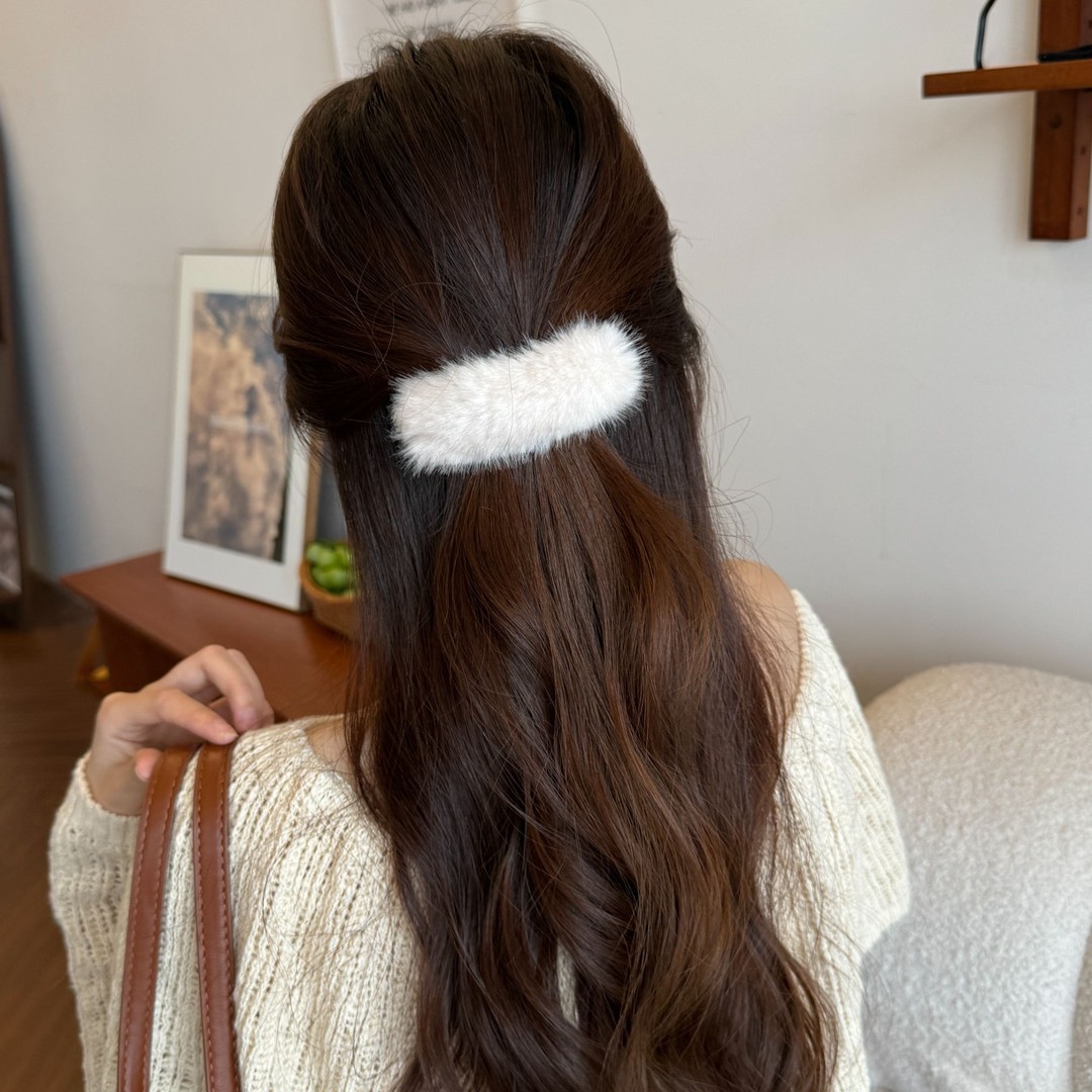 Maillard style plush hair clips, retro furry twist clips, back head plate straight clips, new spring and summer hair clips Specification drawing