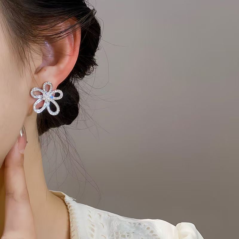 Super fairy full diamond five-petal flower stud earrings for women, sweet and internet-famous style earrings, fashionable, simple and high-end earrings Specification drawing