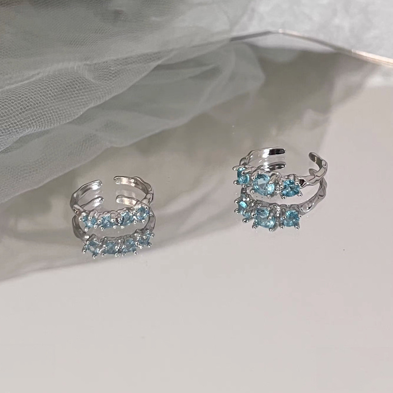 A niche design of a blue zircon ring for women, a stacked open-top ring, is trendy, fashionable, individualistic, sweet and cool style, and exudes a sense of sophistication Application Scenario