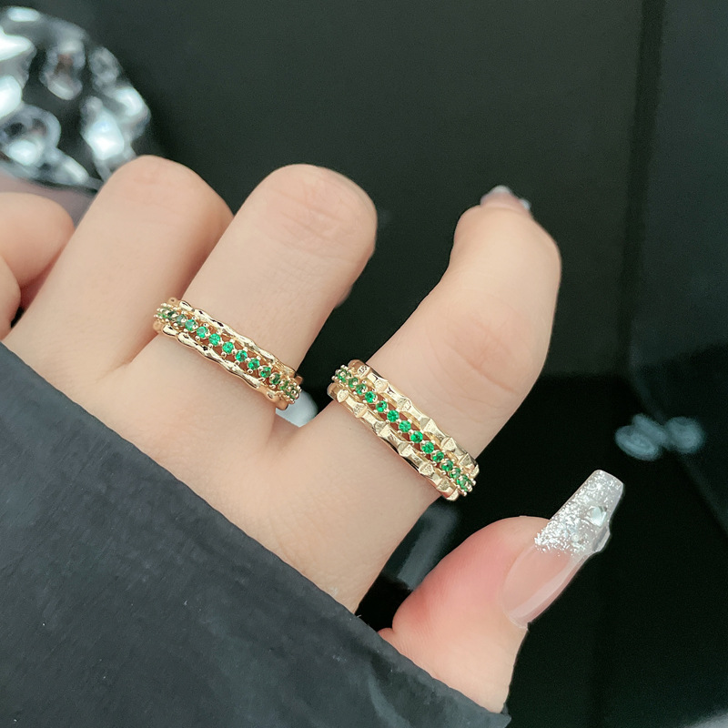 French retro emerald-like zircon ring with wavy pleats for women, a court style adjustable index finger ring full figure