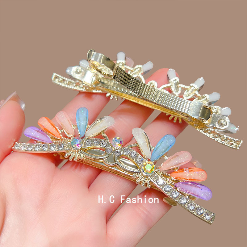The new crystal bow, super fairy-like clipper, exudes a sense of high-end and light luxury. It is a semi-tied hair clip for the back of the head, a women's hair accessory Application Scenario