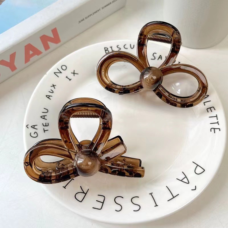 Coffee-colored pearl high-end hairpin for women, thick hair clip, back of the head updo, shark clip, elegant and stylish hair clip Application Scenario