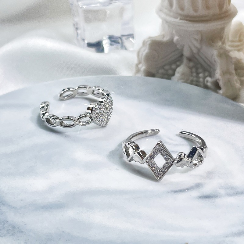 A simple and loving ring with zircon inlay, a cool and elegant autumn and winter accessory, is fashionable and versatile on Instagram. It's a sweet and cool ring full figure