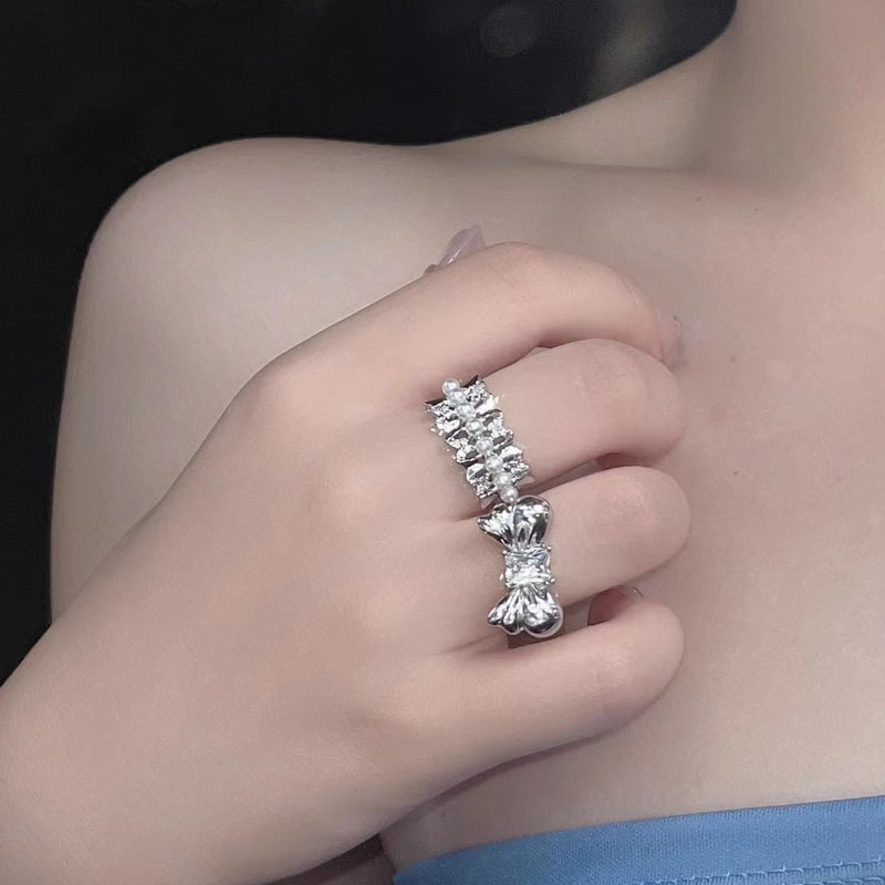 The sweet and cool bow ring has a unique and high-end design sense. The slightly inlaid zircon pearl index finger ring can be adjusted full figure