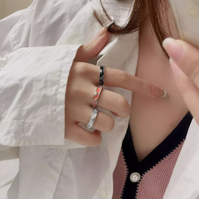 The Western Empress Vivian's oil-dripping Saturn ring is a simple, fashionable, high-end, light luxury and niche design ring jewelry for women Application Scenario