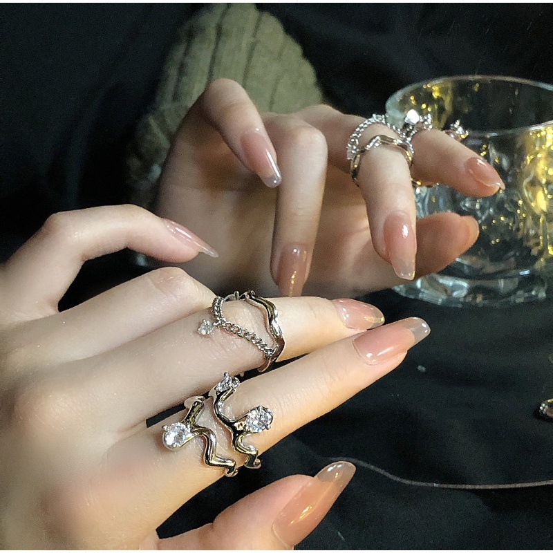 A niche design, irregular, light luxury gemstone, exquisite zircon ring with a Korean high-end feel. The irregular opening is adjustable full figure