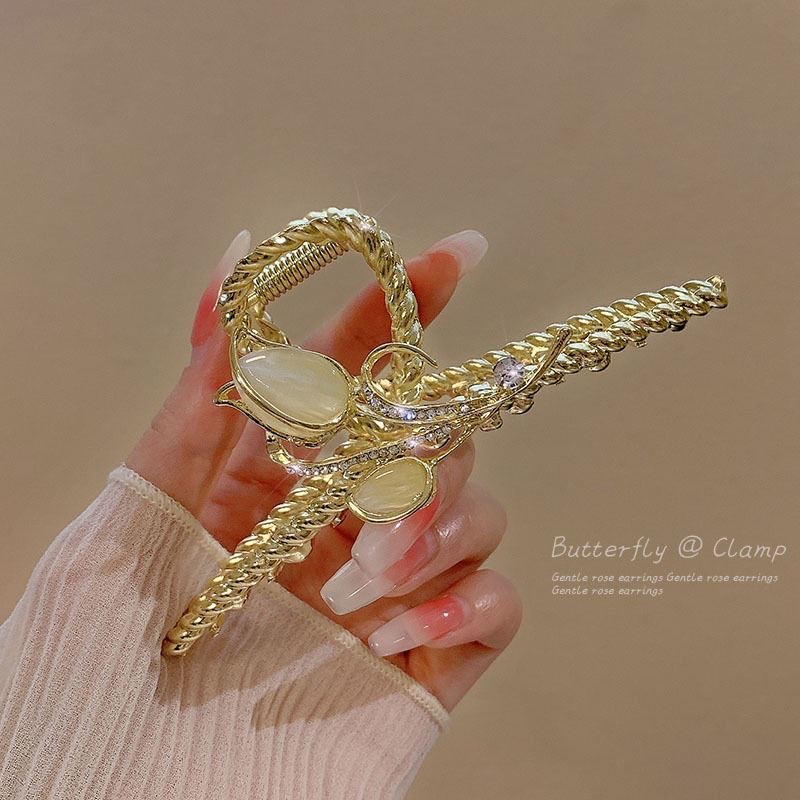 The 2024 new high-end flower-shaped hairpin at the back of the head is a stylish shark hairpin headwear for women Application Scenario