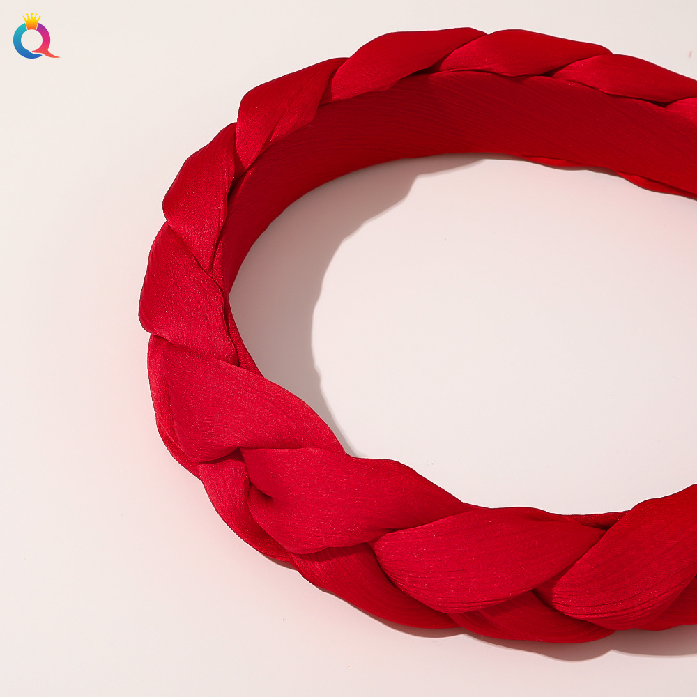 The new French retro headband from Qiyue features a solid-color fabric braid headband and a trendy Korean single-color braid headband Application Scenario