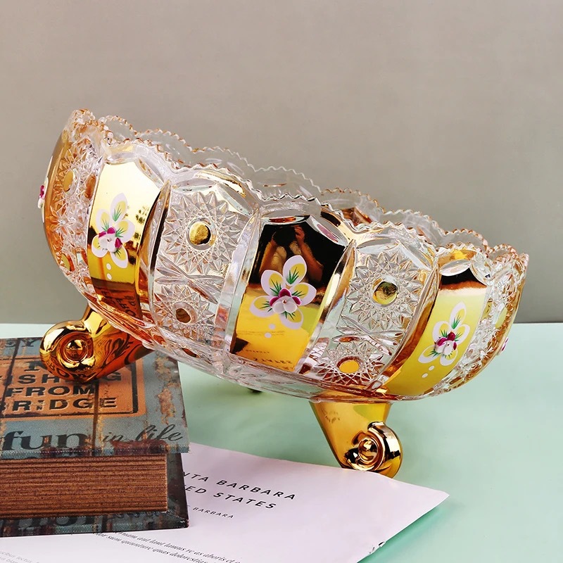 European light luxury gilded sunflower, wavy lace, large fruit bucket table, applique fruit plate, embossed and carved three-legged Application Scenario
