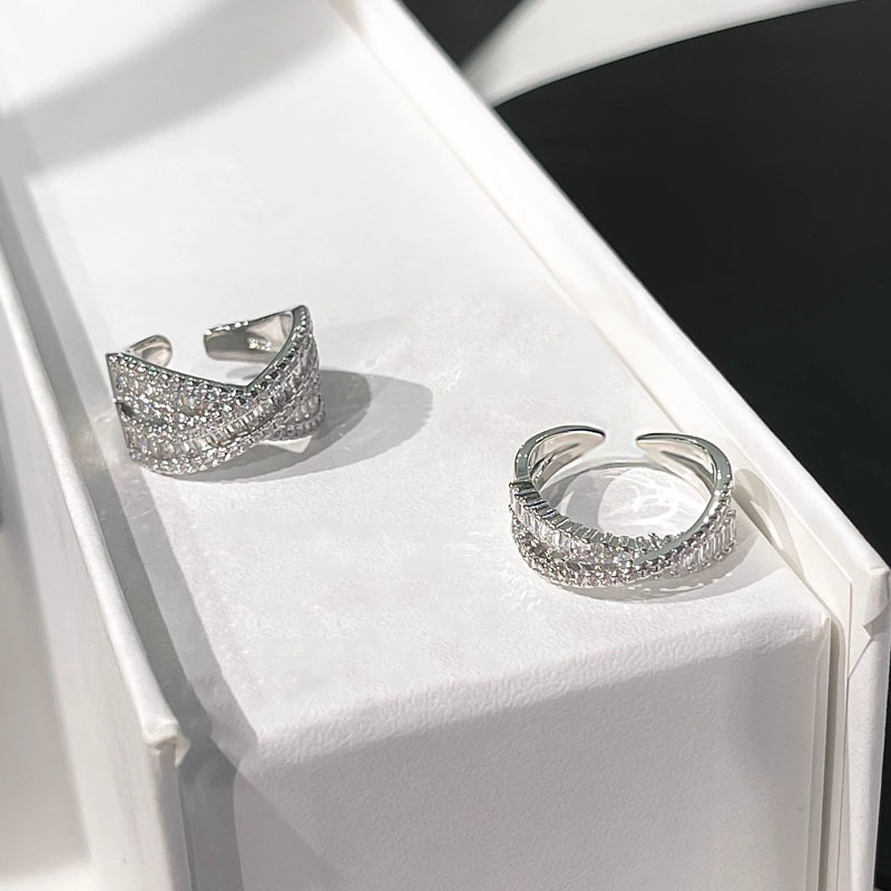 A high-end, light luxury, versatile full-diamond open ring for women on Instagram, with a cold style and geometric cross-layered design. It's a delicate food ring Application Scenario