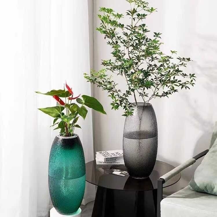 A modern, simple and high-end Bodhi glass vase with fresh hydroponic flowers, a large floor-standing luxury decoration for the living room entrance full figure