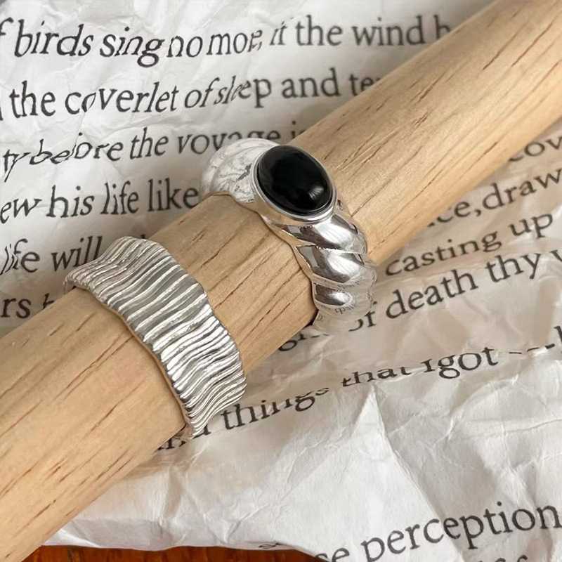 A niche design, fashionable, individual, cool and stylish twisted ring, a simple and cool style for women, and an open ring with a trendy and stylish vibe on Instagram Application Scenario