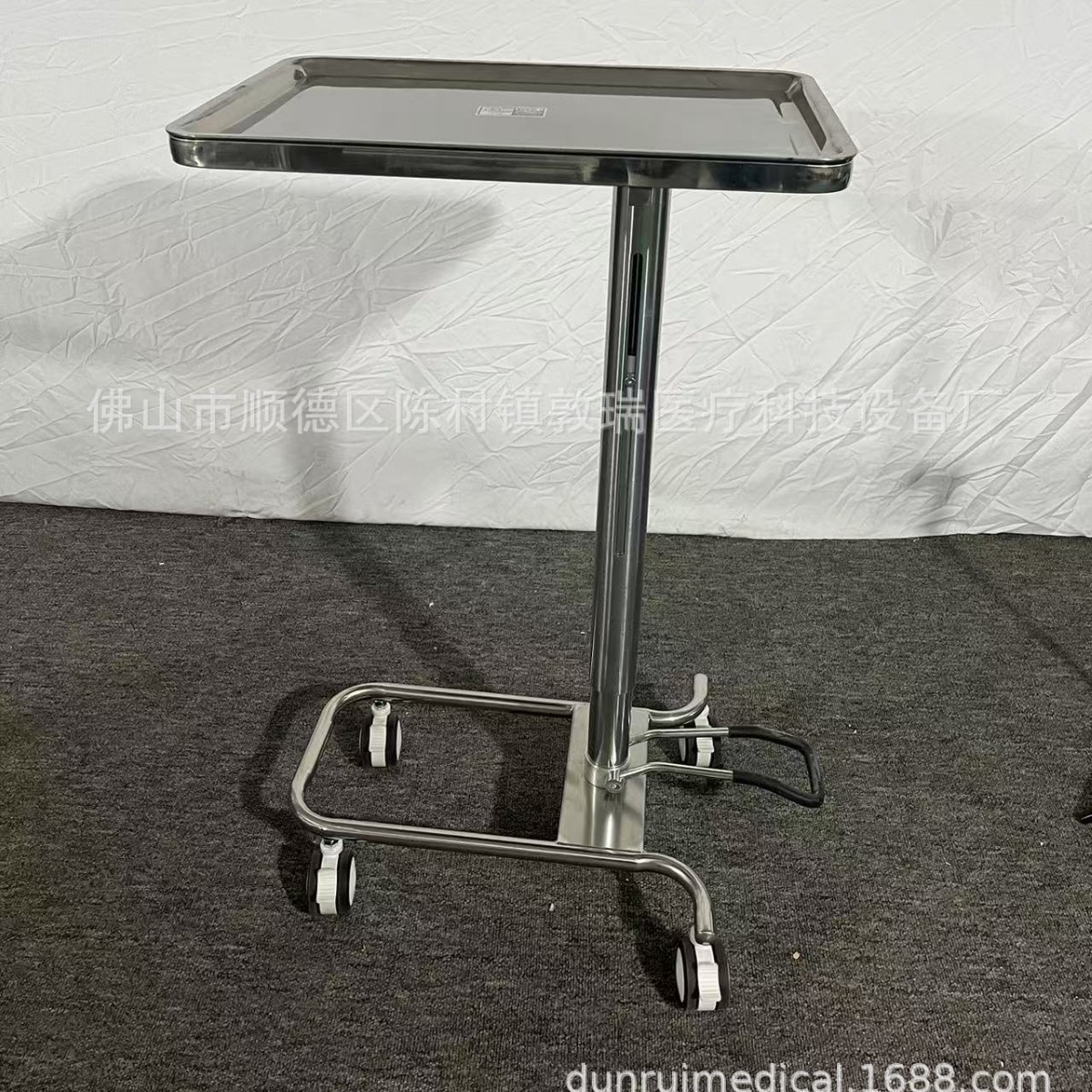 Factory direct sales of thickened stainless steel lifting trays, operating rooms, treatment rooms, mobile trolleys, nursing ambulances Application Scenario