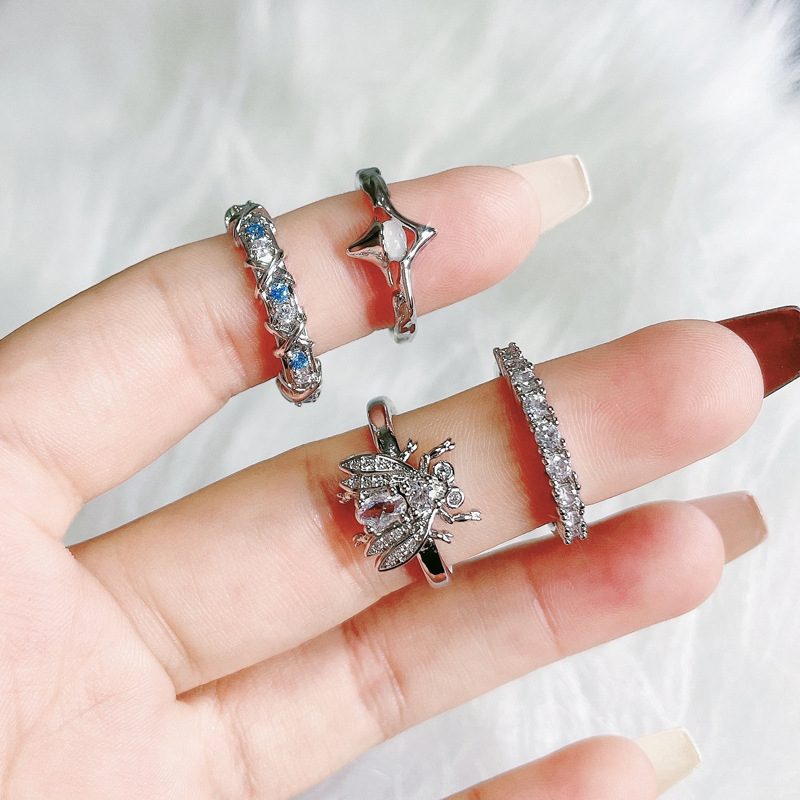 This is an irregular-textured bow, heart-shaped, open-mouth ring with an ins niche design and a light luxury index finger ring Application Scenario