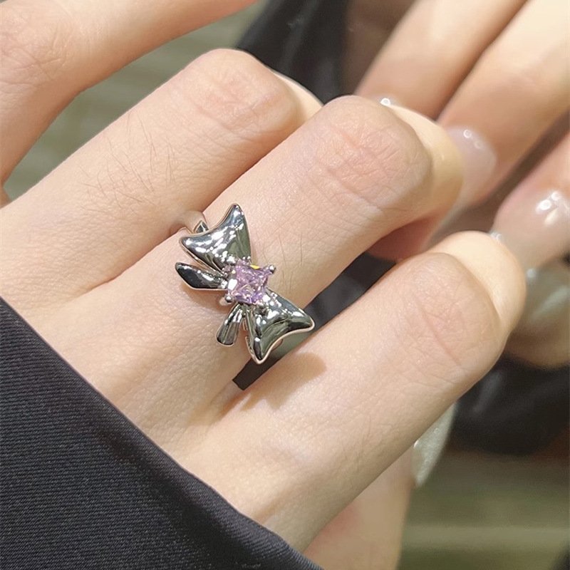 A new and unique Y2K food ring for women with a sweet and cool pink diamond bow and zircon star opening Application Scenario