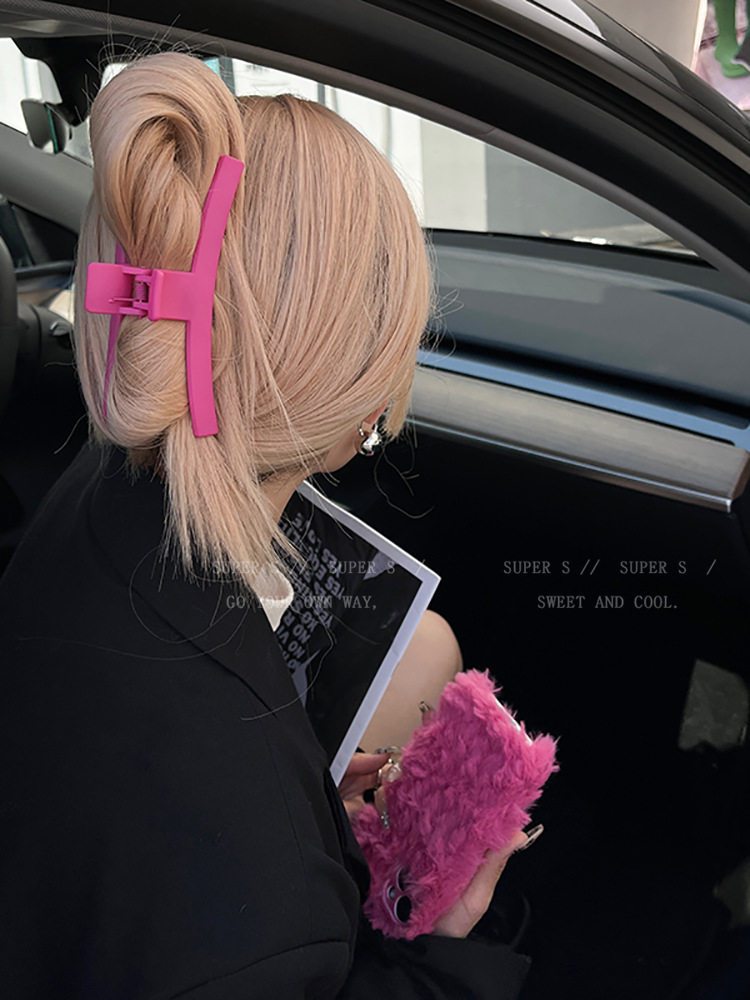 The super white pitaya color grab clip has a niche design sense. It's an Instagram large shark clip and a hairpin at the back of the head full figure