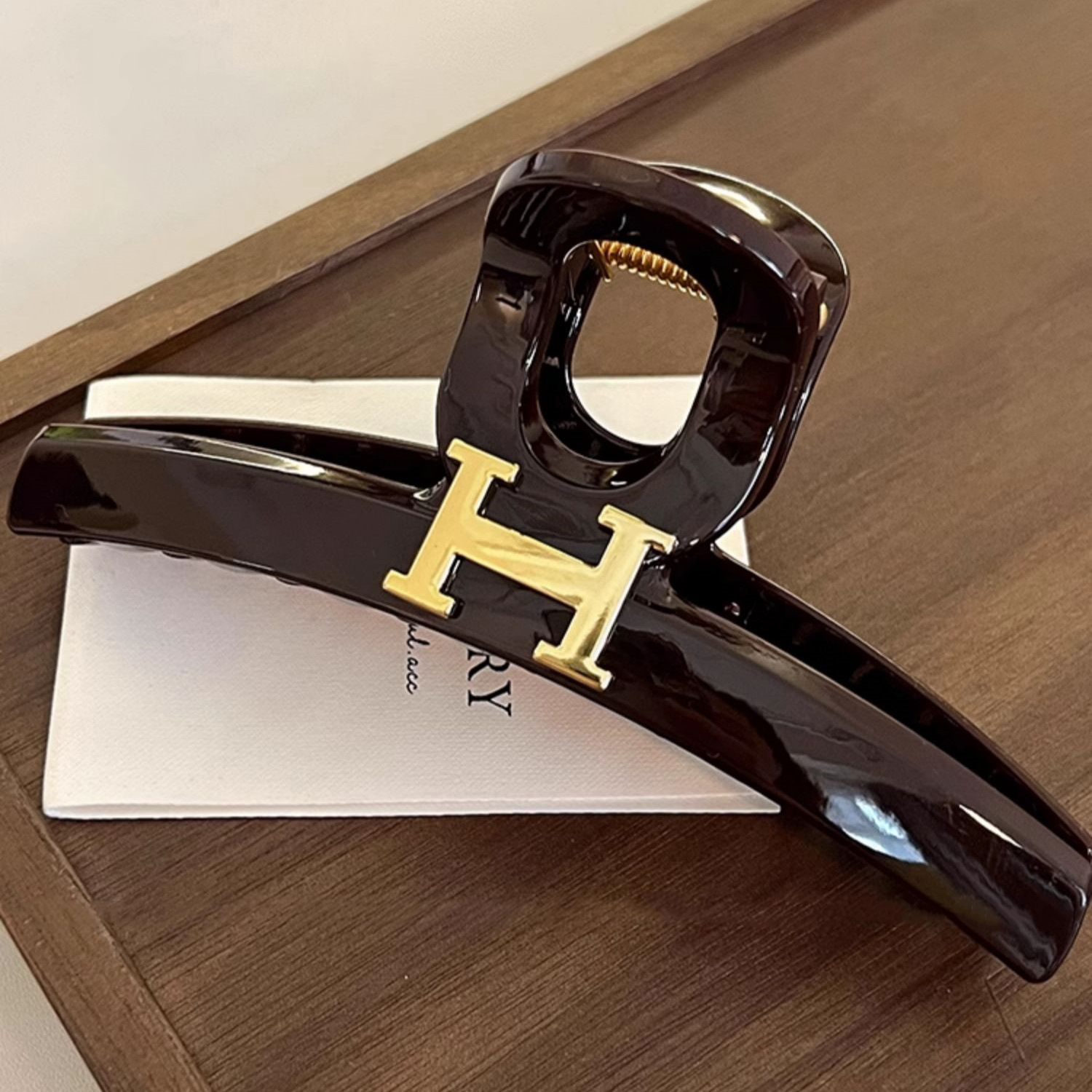 High-end large-sized hair clipper for women, 2025 new style, high-end feel hair clipper, large hair volume at the back of the head, shark clip hair accessory details Picture