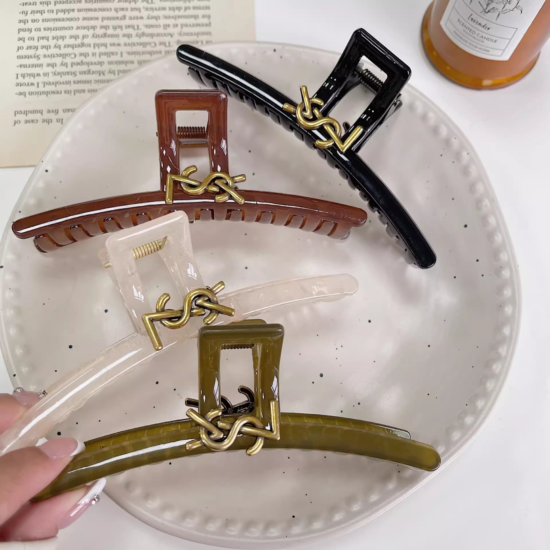 Korean Chanel-style letter hair clips for spring and summer, with a high-end feel, extra-large updo, large volume, and high-end shark clips Application Scenario