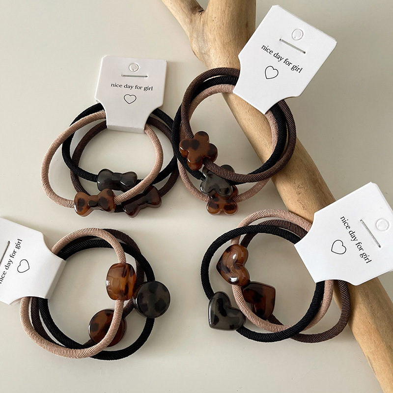 Korean-style retro leopard print hair tie and hair band, a high-end feminine touch, heart-shaped acrylic ponytail tie, leather band hair tie and hair accessory full figure