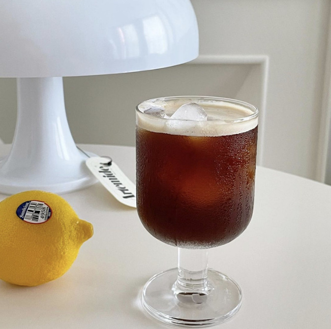 American low-stemmed red wine glasses, wine glasses, cold drink juice glasses, coffee glasses, cocktail glasses, whisky glasses full figure