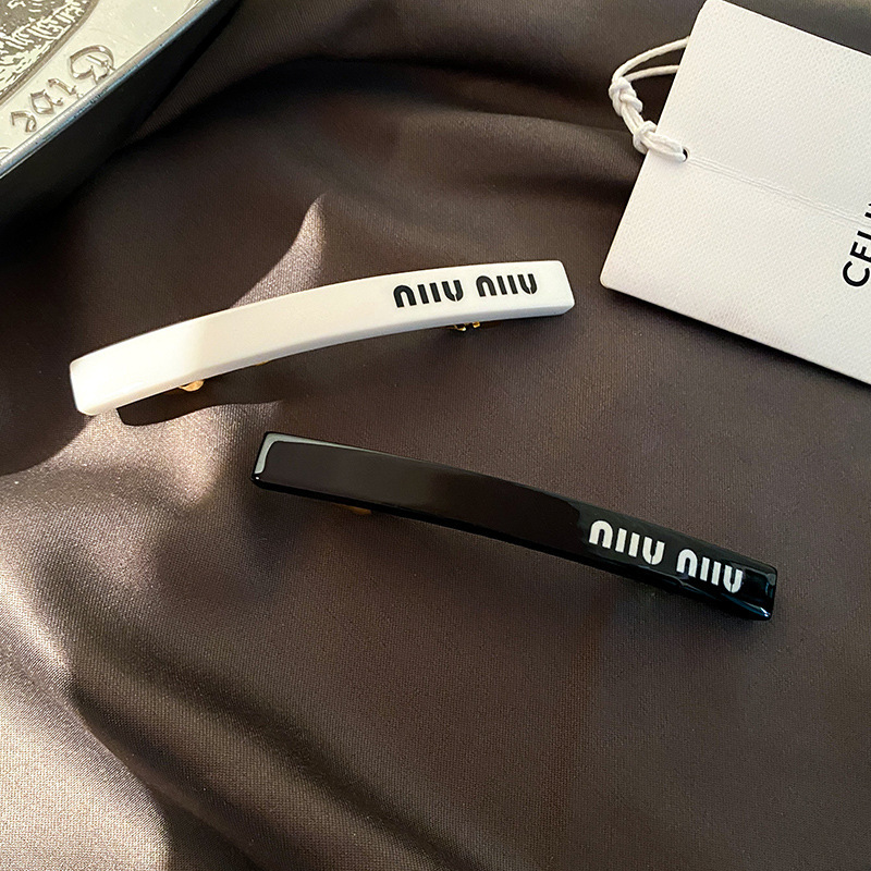 French retro miumiu letter hair clips, a high-end female metal one-line clip, bangs clip, and a spring clip at the back of the head full figure