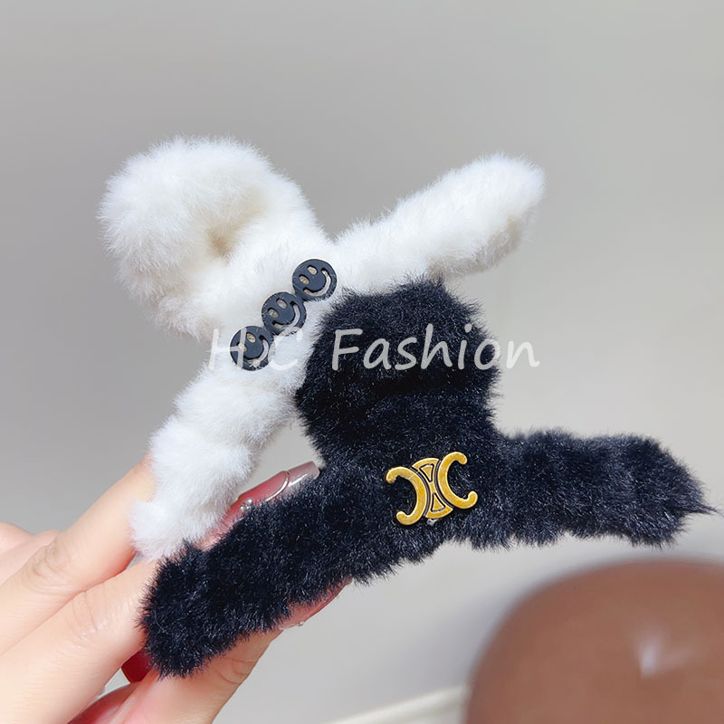 Autumn and winter: Maillard letter CD, plush and lettered clipper, ins, cold style, back of the head, updo, semi-tied hair accessory for women Specification drawing