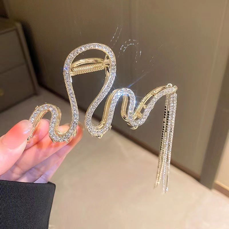 Korean-style tassel chain metal hair clips, high-end style at the back of the head, S-shaped wave diamond-encrusted hair clips Application Scenario