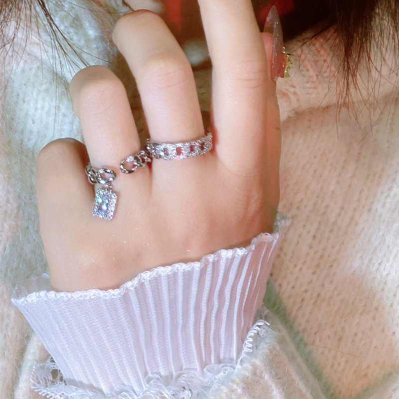 A new trend of light luxury, fashionable and individual open-top rings for women on Instagram, with a cold style, niche design and a sense of high-end sophistication full figure