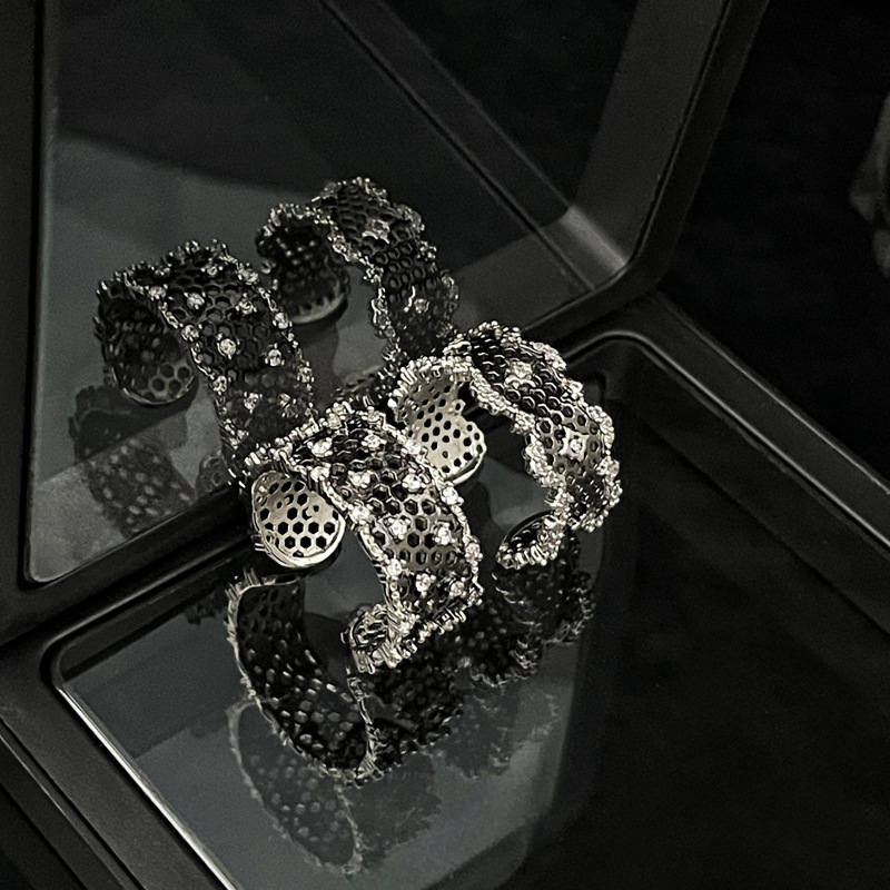 European and American cross-border exquisite and light luxury lace hollowed-out edges with full diamonds and open rings, a trendy and fashionable ring design for women Specification drawing