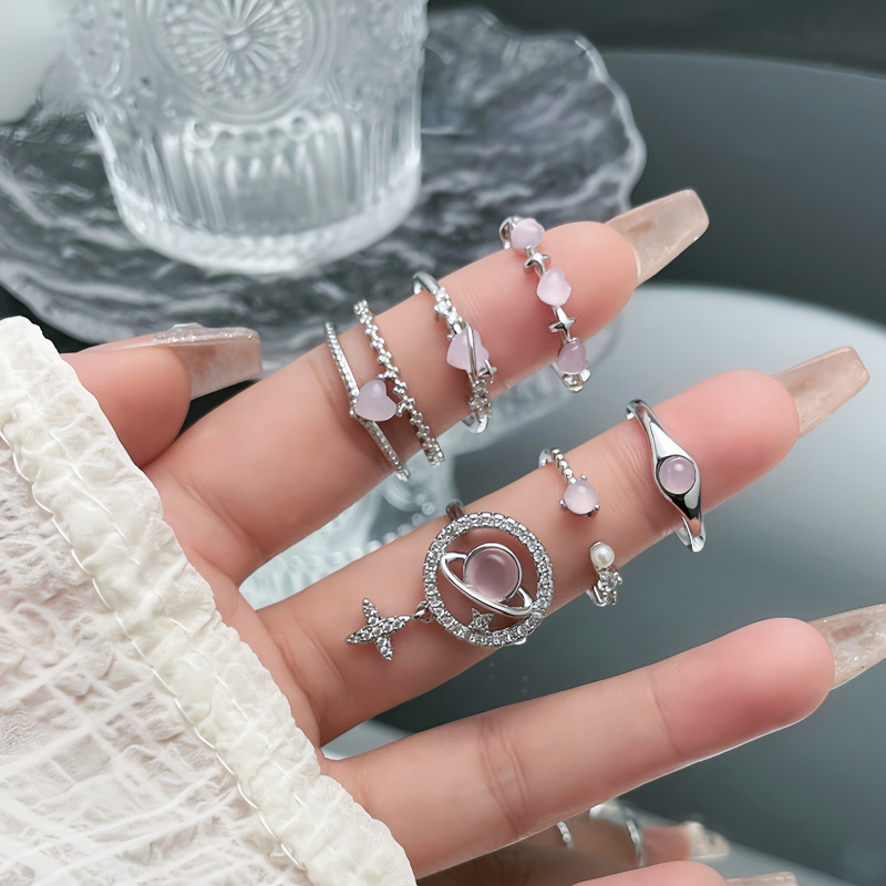 The new sweet and cool small pink stone heart-shaped geometric opening ring is a versatile, exquisite and niche design with a simple and elegant style details Picture