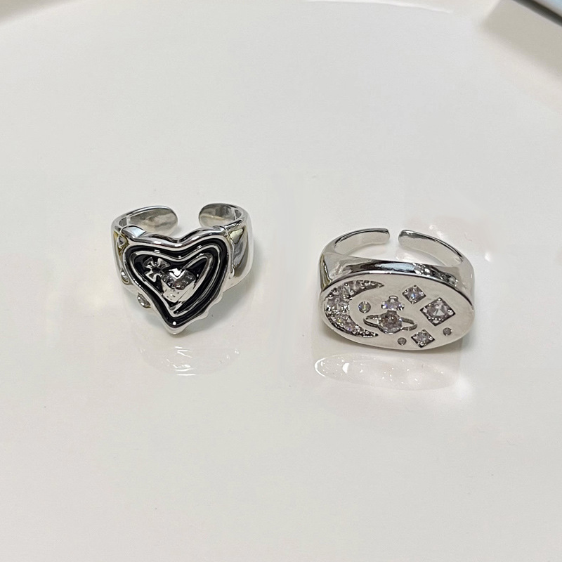 A cool and individualistic open-mouth ring with an inS-style hip-hop and niche design from Europe and America. A ring with a cold Saturn planet style that drips oil full figure