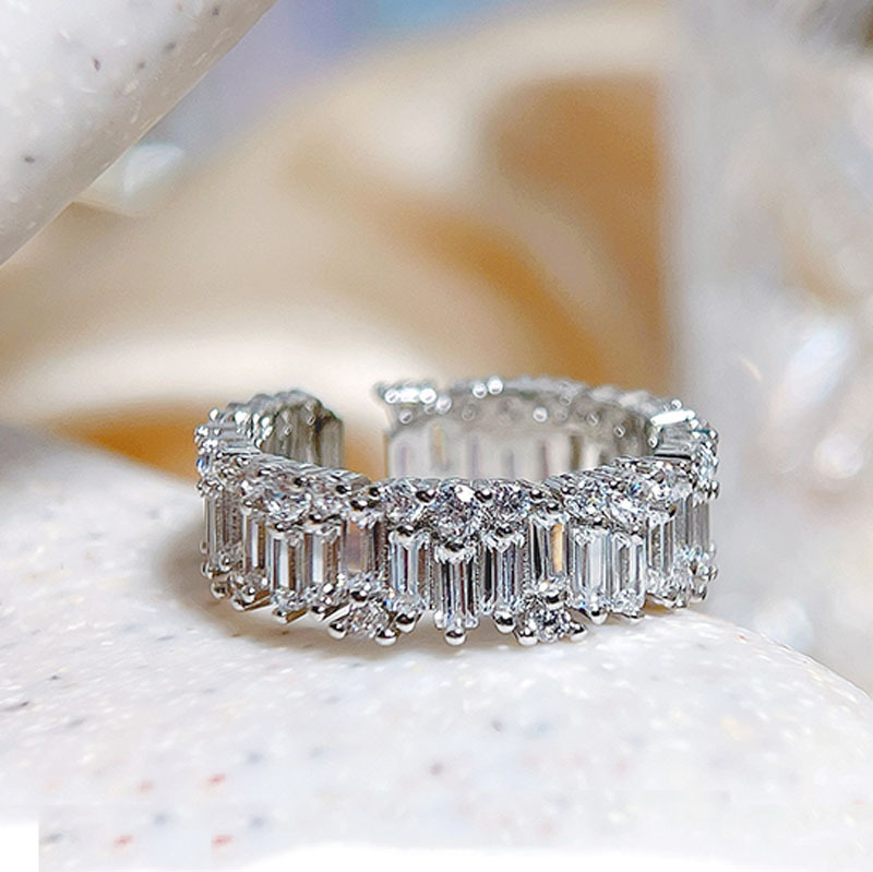 A light luxury and niche design, zircon full diamond open ring, exuding a sense of high-end elegance for women, and a minimalist and cool style on Instagram full figure
