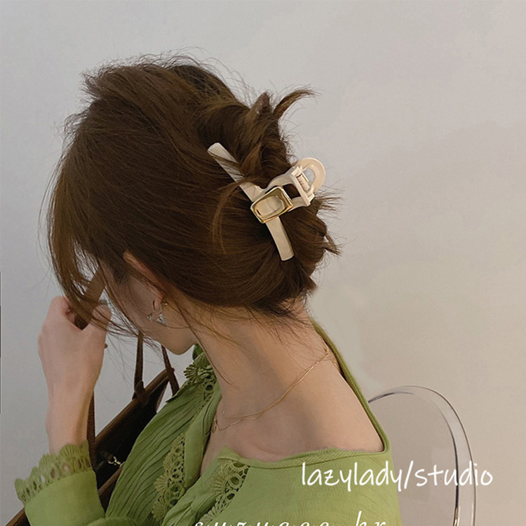 A large hair clip from Dongdaemun, South Korea, exudes a stylish and stylish style. It features a unique French metal back of the head with a cross-border hair clip full figure