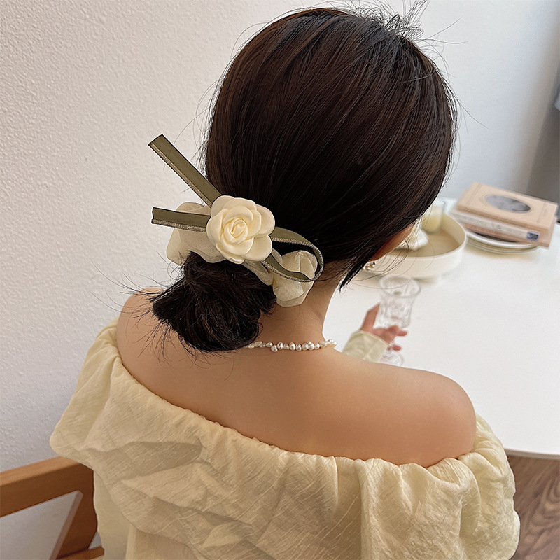 The 2025 new ribbon camellia large intestine hair band, with a floral charm, ponytail and leather band hair tie, is a high-end hair accessory Application Scenario