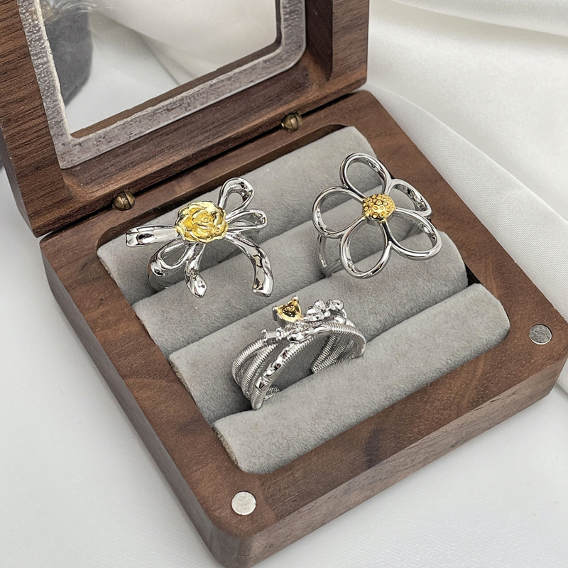 A minimalist Daisy flower ring for women with a bow, exuding a sense of fashion and sophistication, and is versatile and personalized Application Scenario