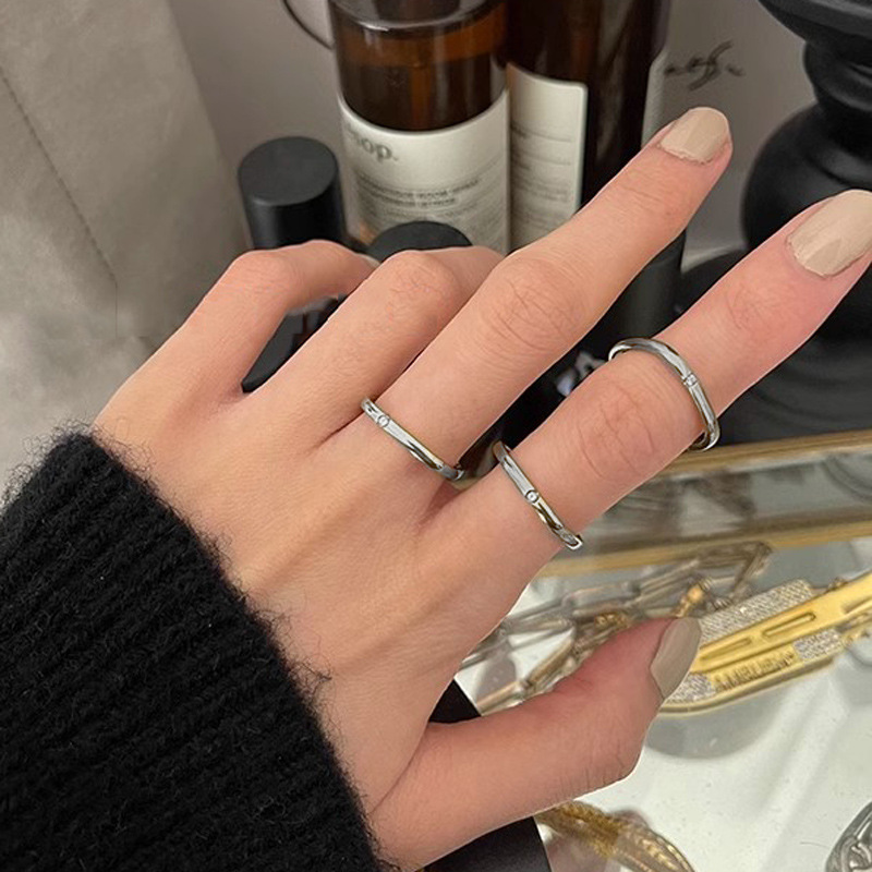 This is a niche design with a simple and individual square opening ring for daily use. It features a cold and elegant style for women, a single diamond, and a fashionable and stylish layering ring full figure