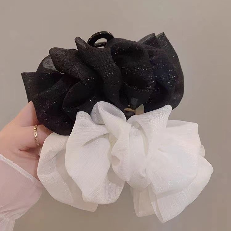 Cloud-shaped double-sided bubble hairpin, large black mesh bow hair accessory at the back of the female head, hairpin full figure