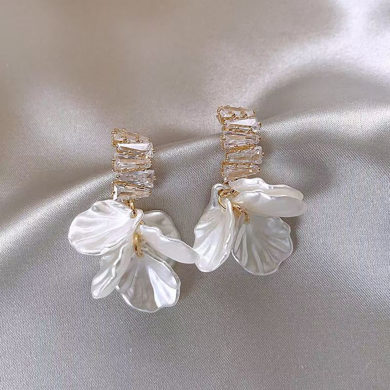 Shell flower earrings for women, 2025 new style earrings, niche design, elegant and refined stud earrings Application Scenario