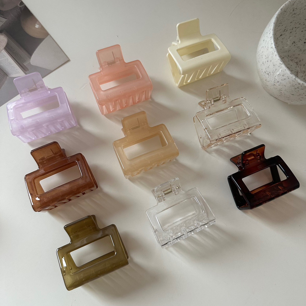 Korean Instagram influencer transparent jelly-colored square grabber acrylic shark clip half grabber hair accessory at the back of the head full figure