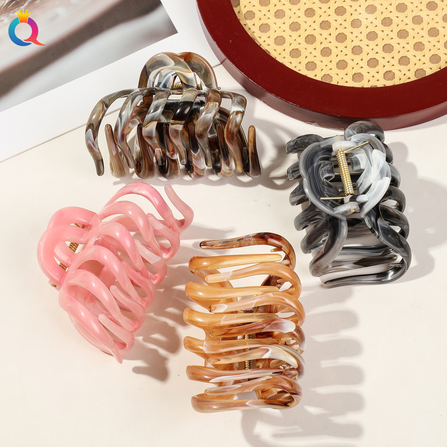 The Qiyue Cross-border high-end large-sized grille gripper hair clip is suitable for those with thick hair. The shark clip is a hair accessory for the back of the head and the updo Application Scenario