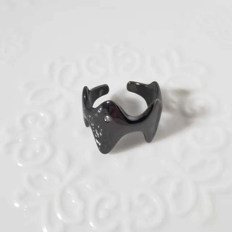 Dark-themed ring with a niche design sense, irregular, trendy and cool hip-hop style, black zircon opening, high-end look Specification drawing