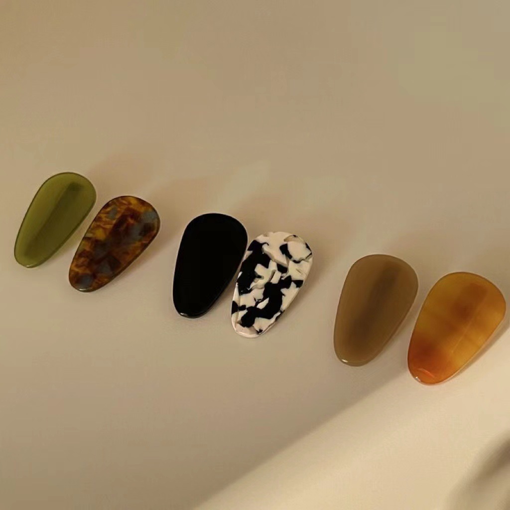 A set of 2 Korean vintage acetate small hair clips, new tortoiseshell hair clips, bangs clips, and stylish side clips details Picture