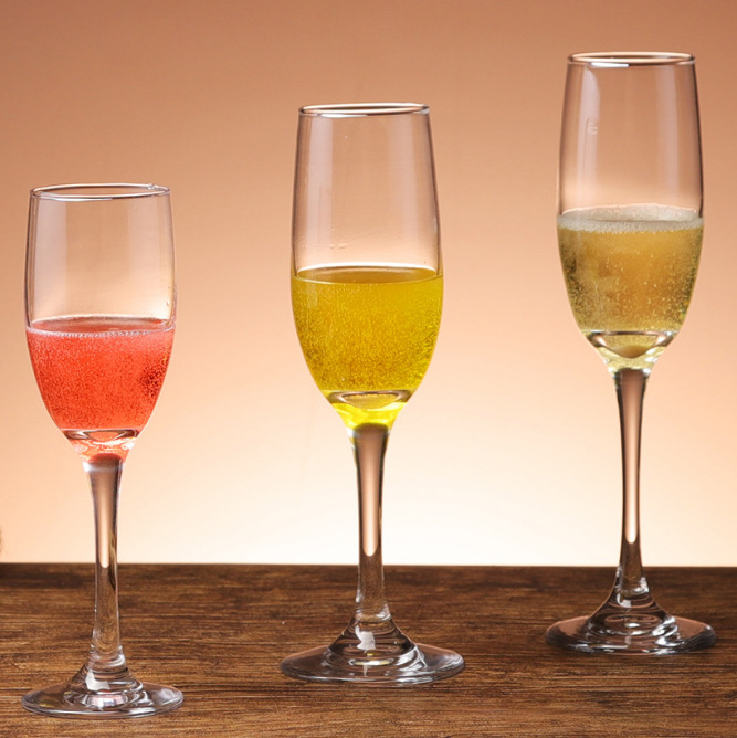 Crystal glass highball glass, sparkling wine glass, crystal glass champagne glass, classical European wine cocktail glass full figure